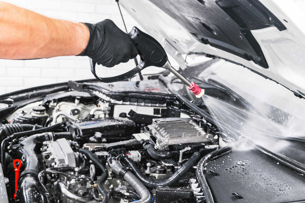Mit Druckwasser Automotor reinigen