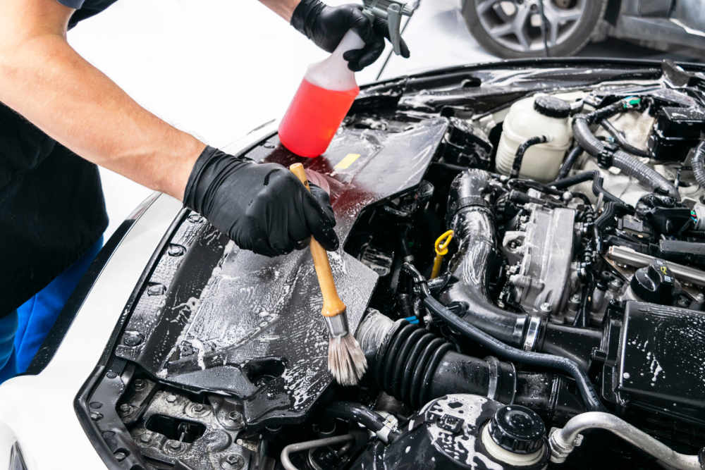Pkw-Motor mit Schaum reinigen