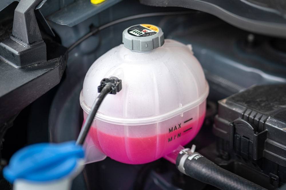 Kühlmittel eines Autos mit rosafarbener Frostschutzflüssigkeit