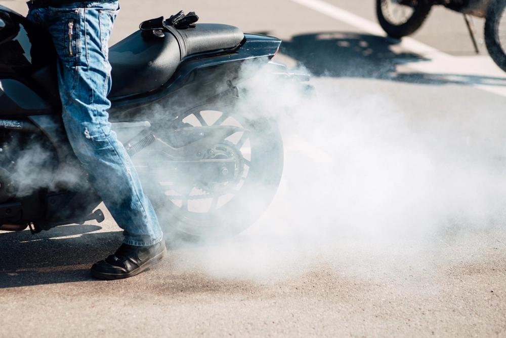 Motorradfahrer gibt Gas