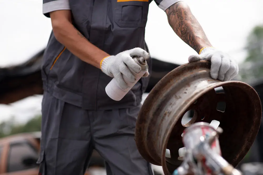 Profi Lackiert nach Reparatur die Felge