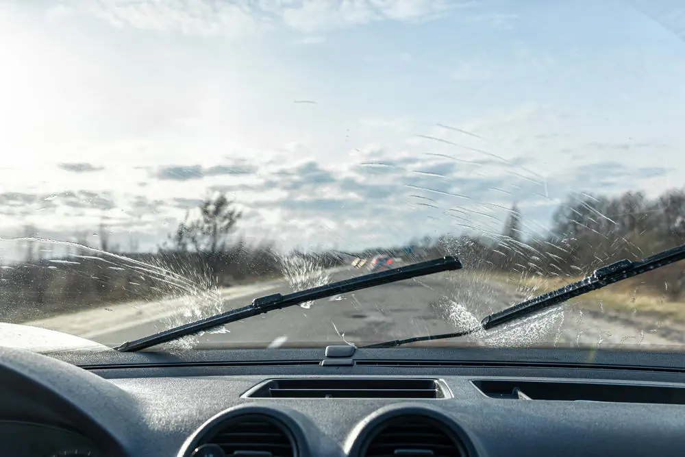 Windschutzscheibe von einem Auto