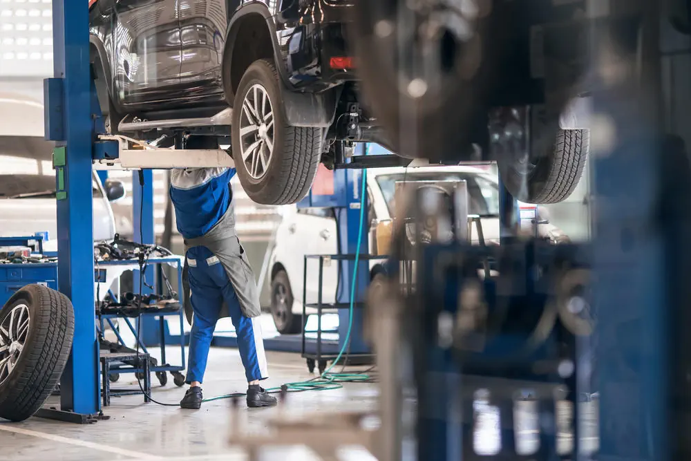 Mechaniker repariert Fahrzeug