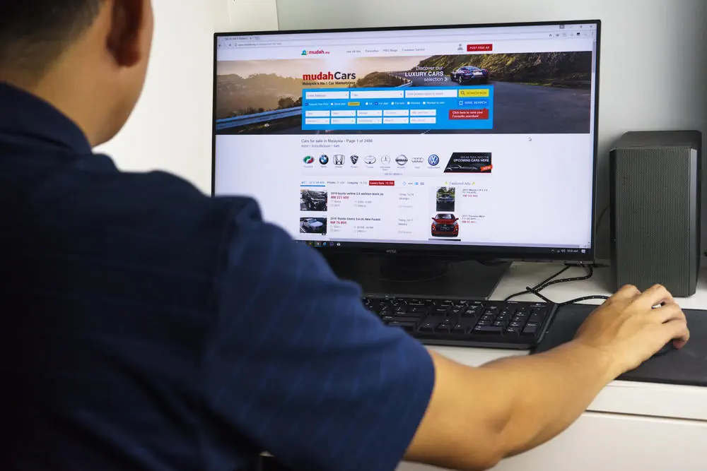 Mann recherchiert im Internet