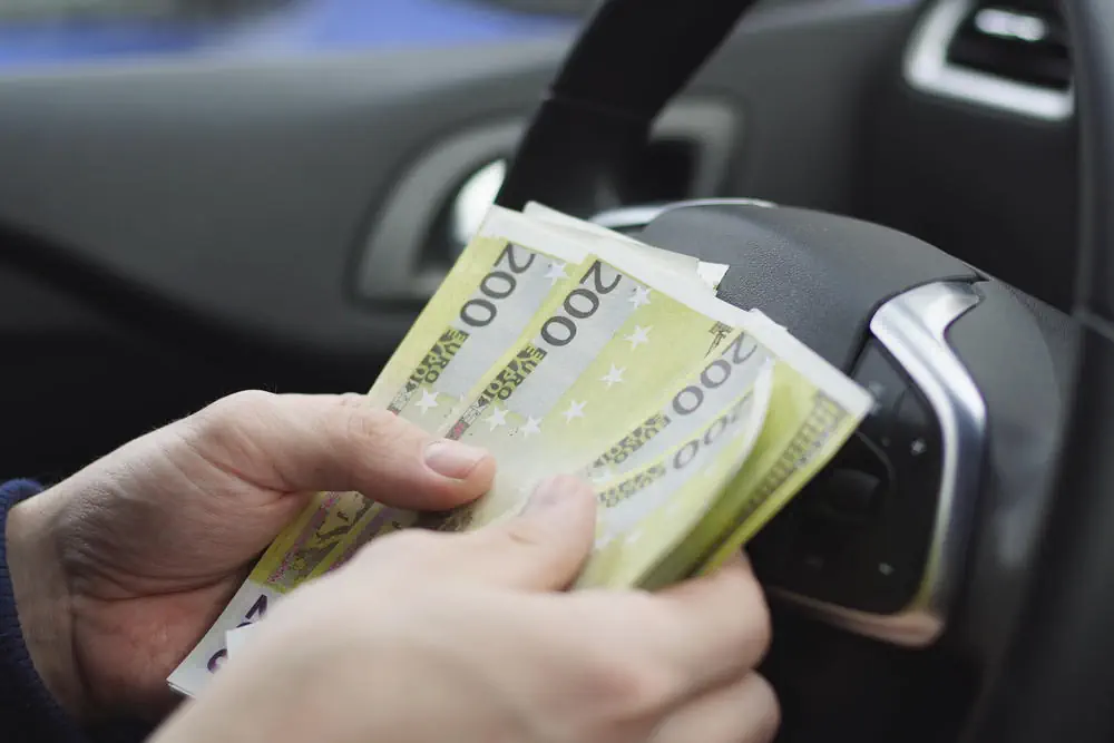 Mann hält Euro Scheine in den Händen Mann hält Euro Scheine in den Händen