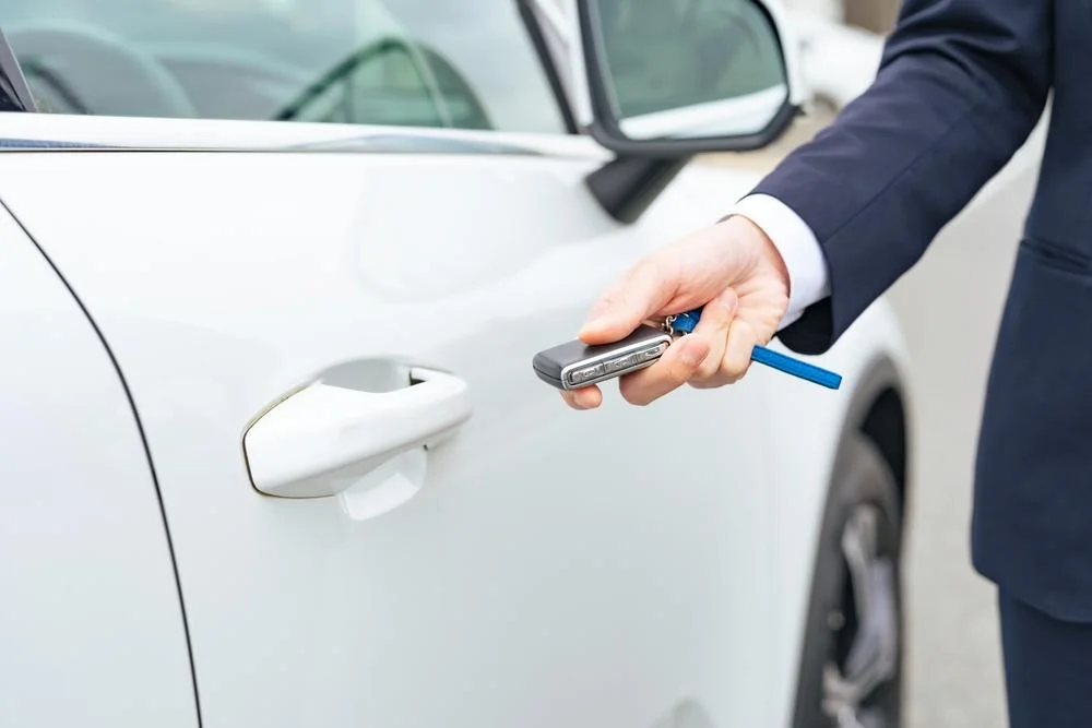 Mann-öffnet-PKW-mit-Keyless-System