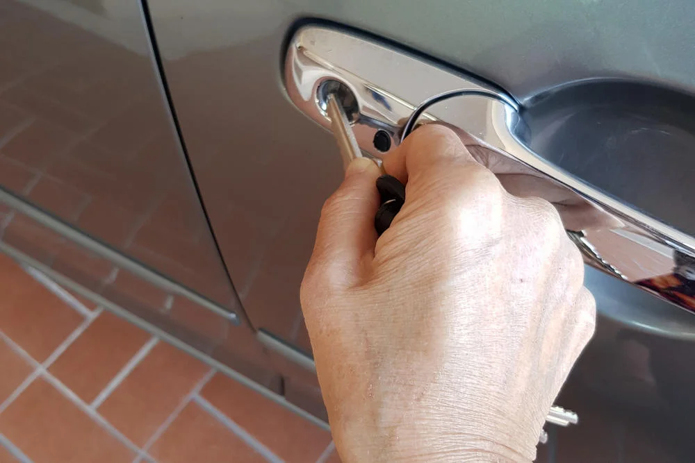 Mann-öffnet-mit-Notfallschlüssel-die-Autotür