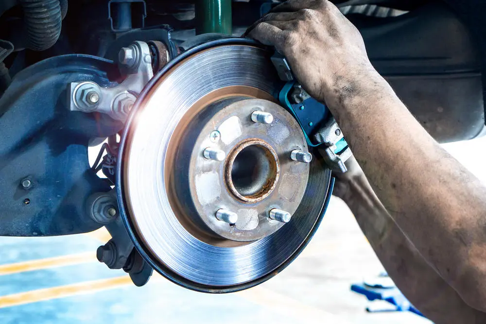 Mechaniker-wechselt-Scheibenbremse-aus