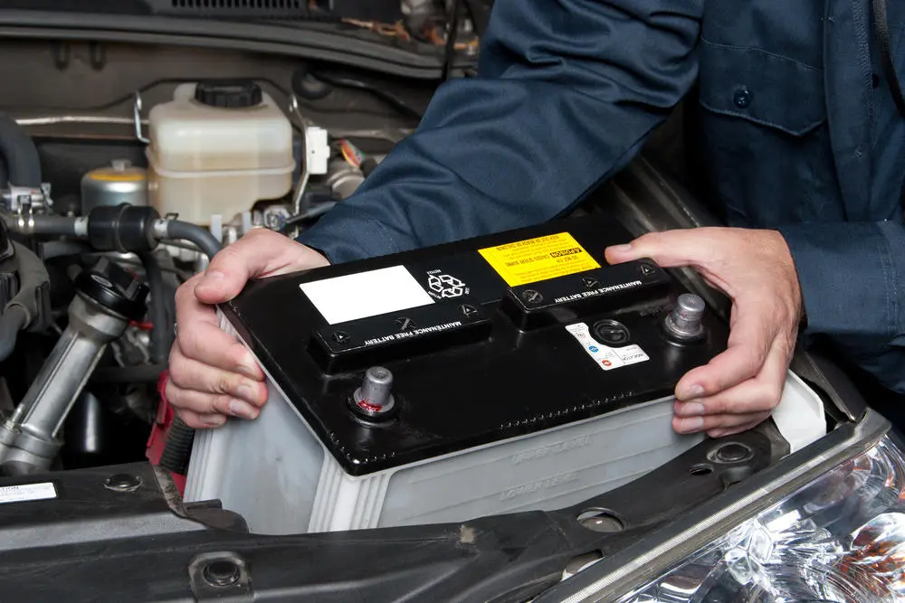 Mechaniker-wechselt-Starterbatterie-aus
