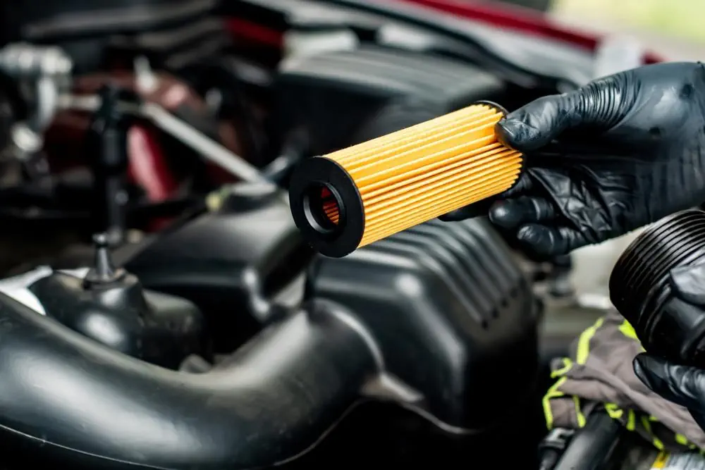 Mechaniker wechselt Autoölfilter aus