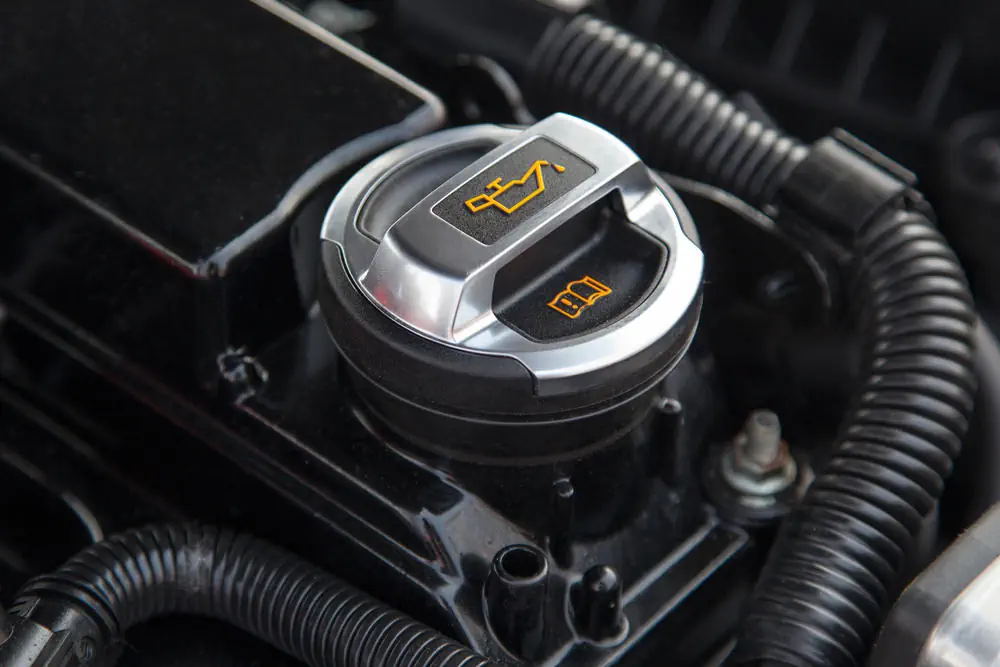 Motorölkappe unter der Motorhaube eines Autos