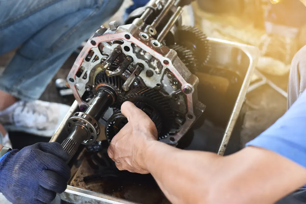 Mechanische Kontrolle und Reparatur des Kfz-Getriebesystems
