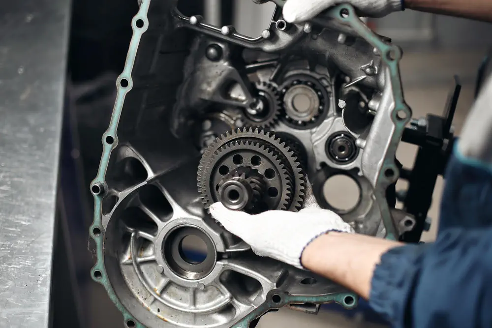 Kfz-Mechaniker baut Getriebe aus
