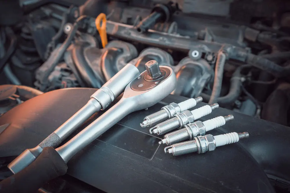 Ersetzen der Zündkerzen im Auto
