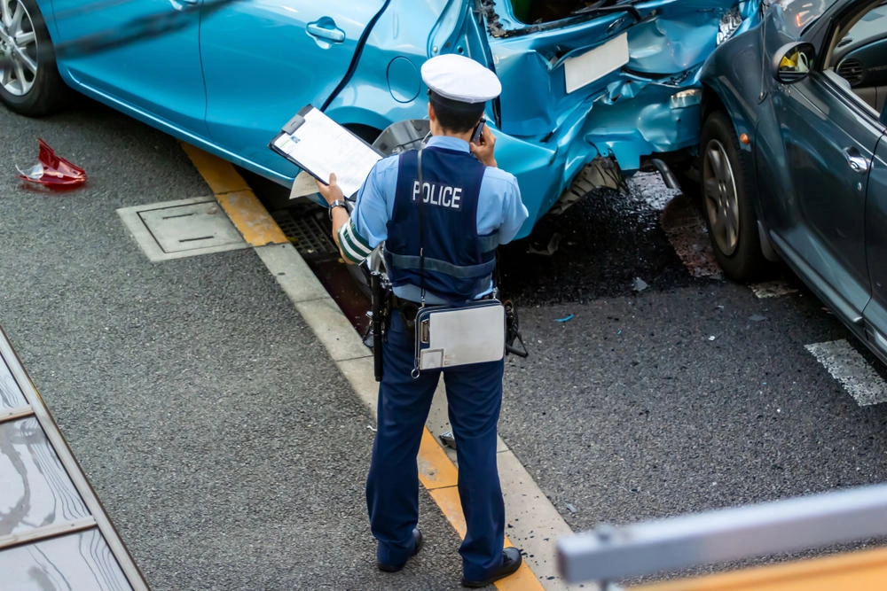 Polizeibeamter begutachtet Unfallstelle