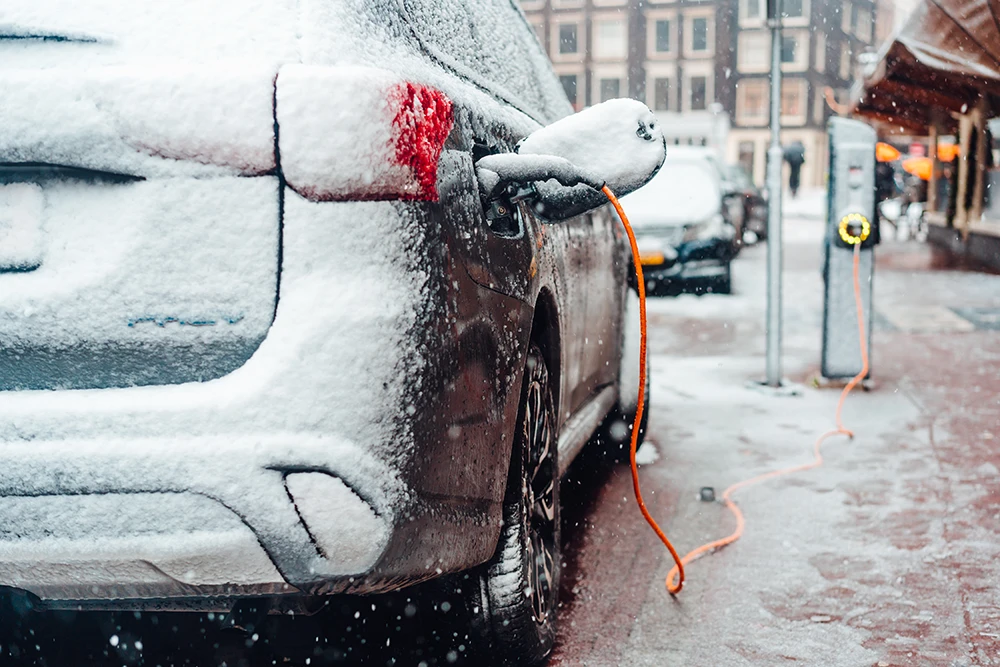 Ein Elektroauto wird im Winter geladen