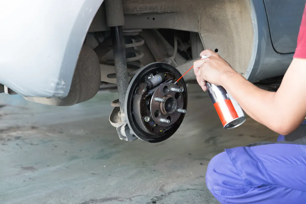 KFZ-Mechaniker Reinigung der Bremsanlage KFZ-Mechaniker Reinigung der Bremsanlage
