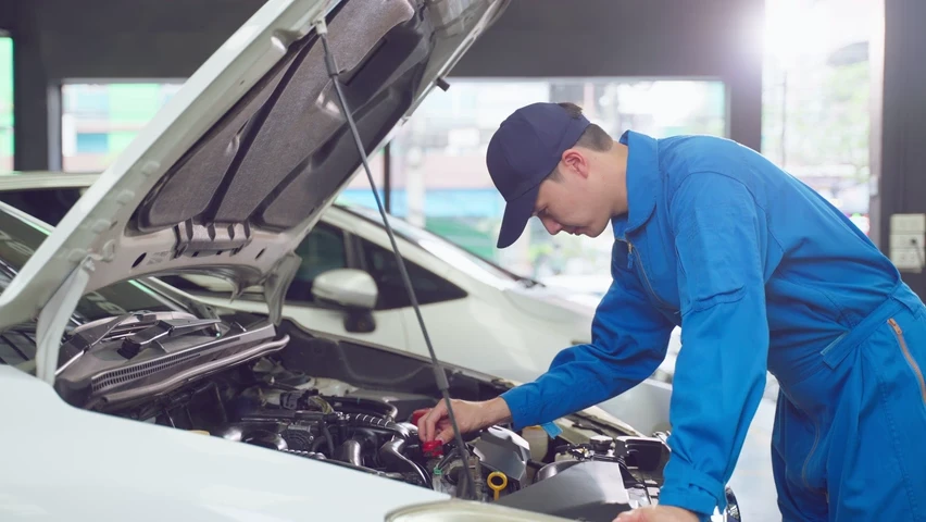 Mechaniker führt Autowartung durch